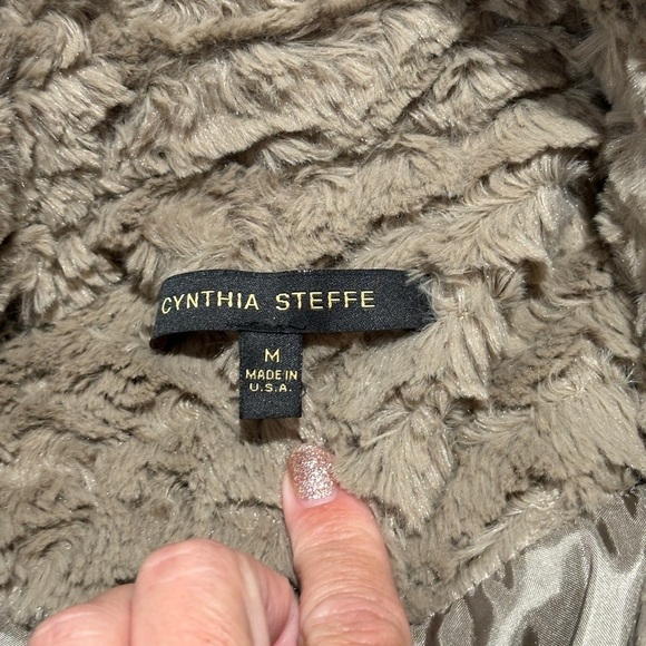 Cynthia Steffe ruffled faux fur beige tan winter coat size medium EUC - Picture 9 of 12
